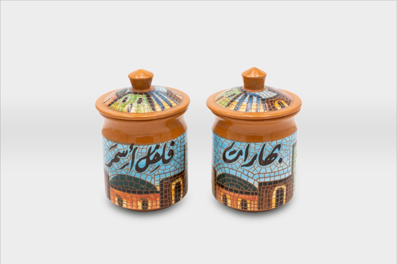 علبتين بهارات و فلفل احمر